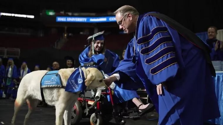 FOTO: Un perro de asistencia se graduó junto a su dueña y también recibió un diploma