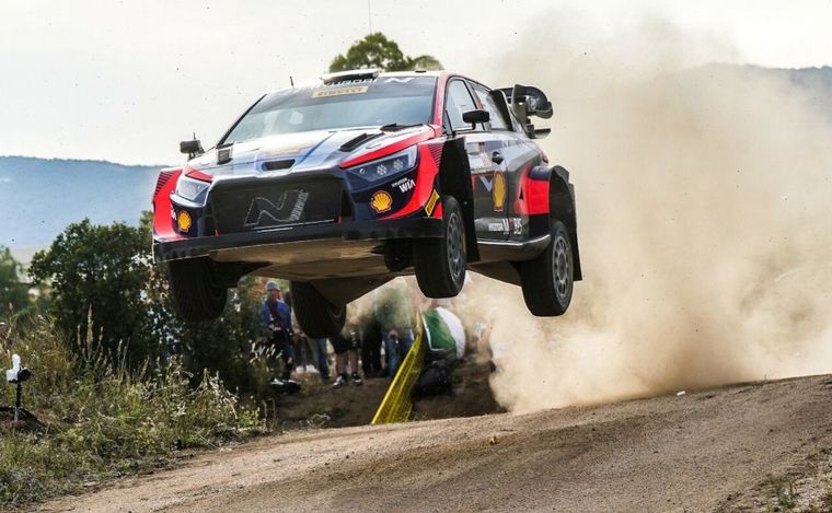 Lappi y un bonito 'vuelo' en el SS1 de Olbia del Rally de Italia Cerdeña