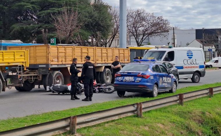 FOTO: Un motociclista murió tras chocar contra un camión