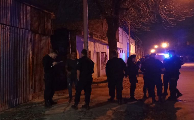 FOTO: Rosario: mataron a balazos hombre e hirieron a otro en un pasillo de barrio Larrea. 