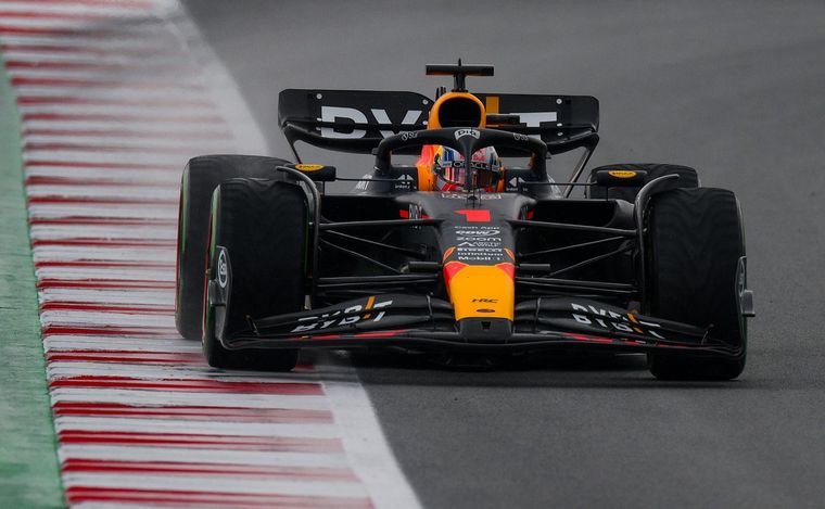 FOTO: Max Verstappen domina a placer con el Red Bull en Barcelona