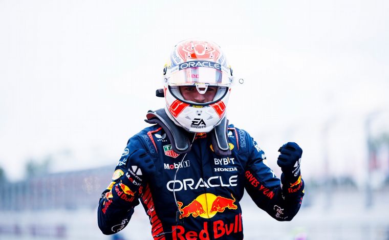 FOTO: Max festeja su primera pole position en España, ya tiene 23