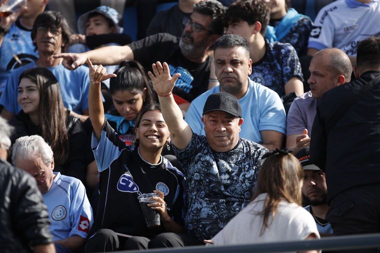 FOTO: Hinchas esperan por el partido entre Belgrano y Vélez en Córdoba.