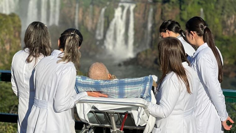 FOTO: Un grupo de médicos cumplió el sueño de un paciente de conocer las Cataratas