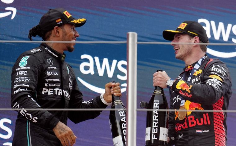 FOTO: Verstappen y Hamilton, en el podio de Barcelona