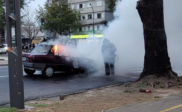 FOTO: Un automóvil se incendió en el Parque Independencia. 