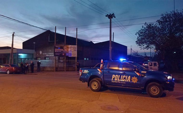 FOTO: Otra escuela baleada en Rosario: una menor herida y al menos un detenido. 