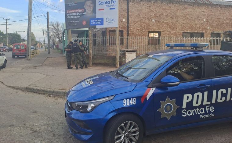 Archivo. Móvil policial frente a escuela Ortolani en Rosario. 