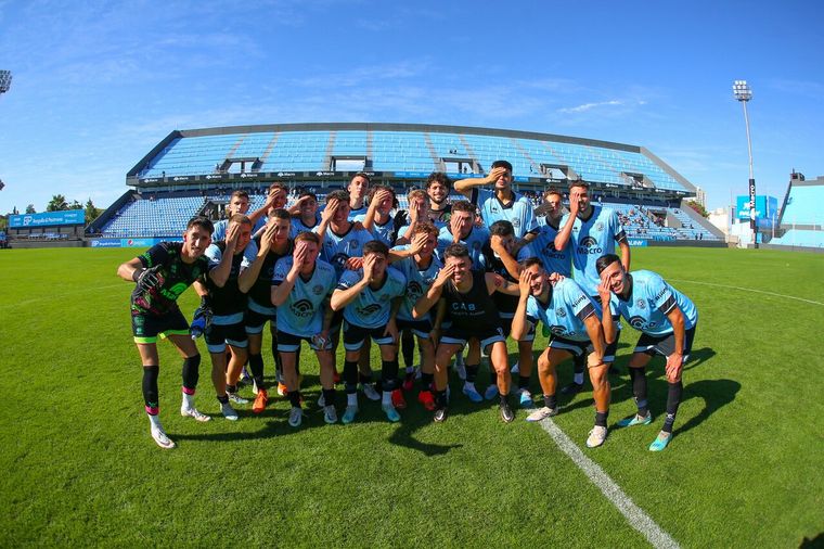 FOTO: La alegría de los chicos en su debut en el Gigante de Alberdi. (Foto: @Belgrano)