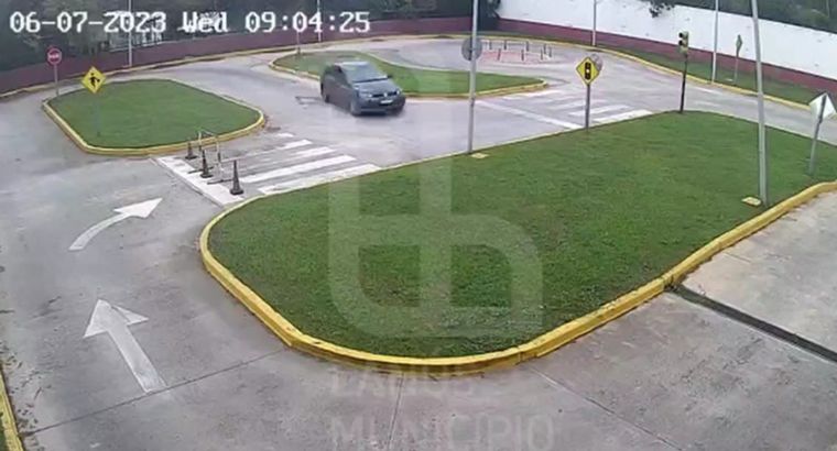 FOTO: Video: una mujer chocó mientras realizaba el examen de manejo en Lanús.