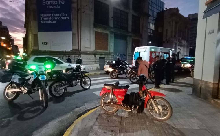 FOTO: Rosario: Dos heridos tras un choque entre un auto y una moto en pleno microcentro. 
