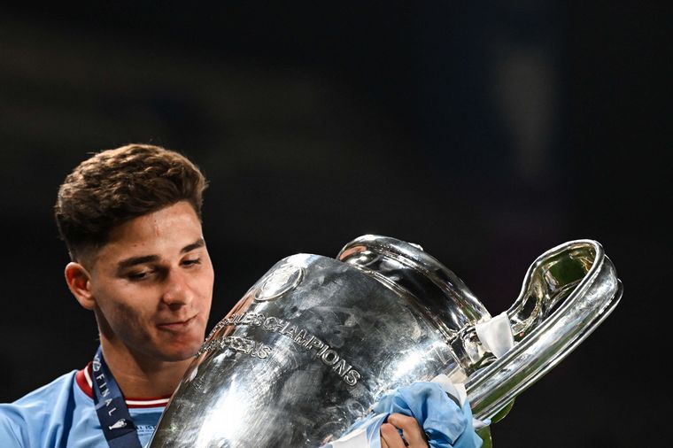FOTO: Julián Álvarez es campeón de Champions League.