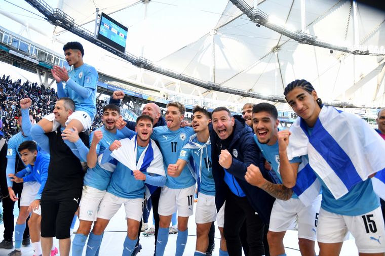 FOTO: Los jugadores de Israel celebran el tercer puesto en La Plata.
