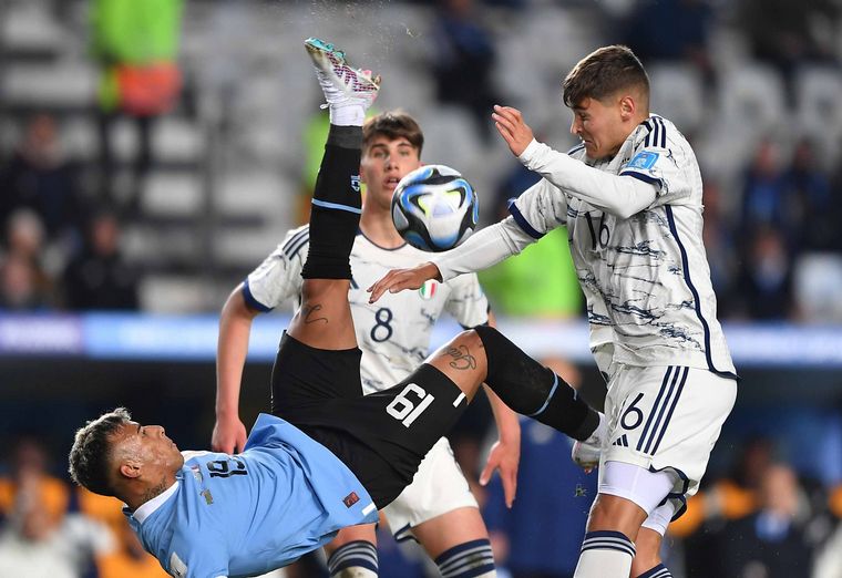 FOTO:  Uruguay e Italia se enfrentan en la final del Mundial sub 20.