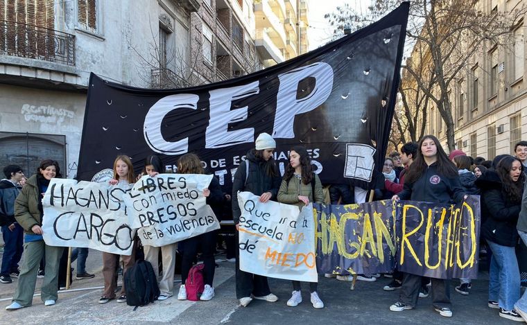 Alumnos del Politécnico protestas en la calle por robos violentos en la zona. 