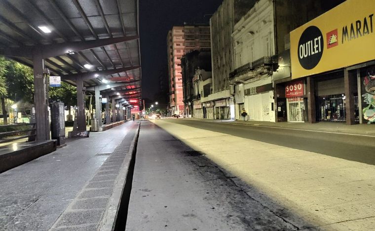 Plaza Sarmiento, siempre repleta de usuarios del transporte público, amaneció vacía.