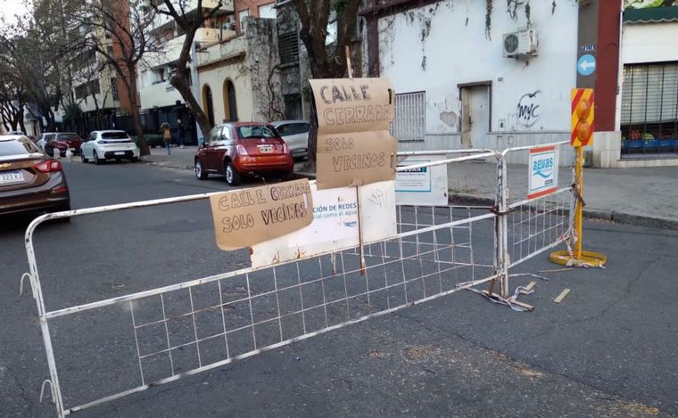 El cartel de advertencia en la esquina previa.