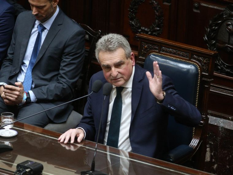 Agustín Rossi rechazó que Argentina necesite recurrir a una devaluación.