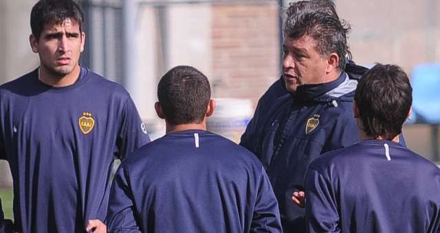 Se repiten las caras largas en los entrenamientos xeneizes en Casa Amarilla.