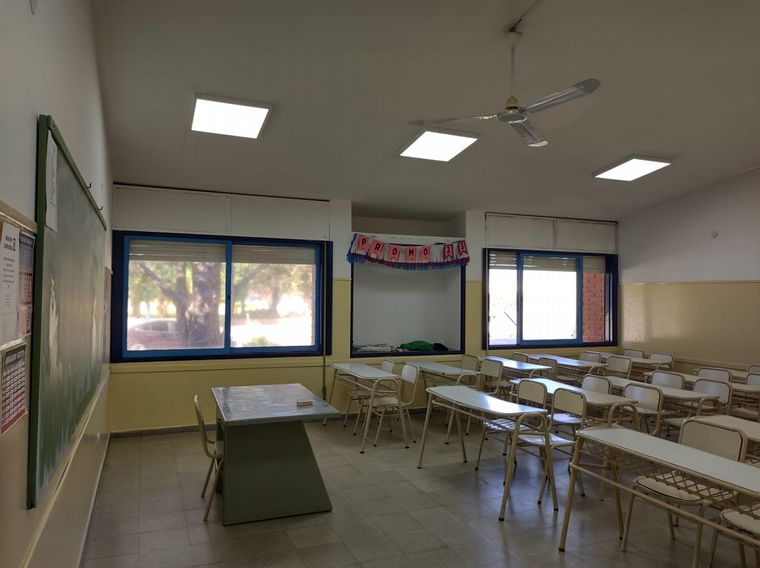 FOTO: Estudiantes del último año de la escuela Adelia María pintaron su propia aula