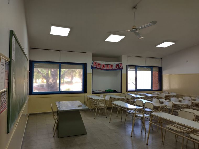 Estudiantes del último año de la escuela Adelia María pintaron su propia aula