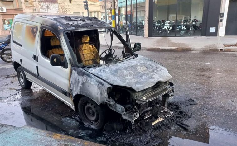 El utilitario quedó completamente incinerado y destruido.