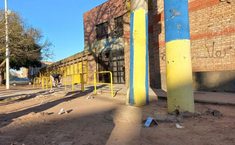 FOTO: Una escuela pública que fue baleada en 2023. Rosario, sin clases este lunes.