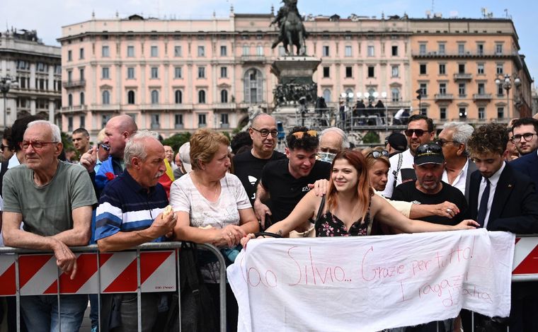 FOTO: Miles de personas despiden a Berlusconi en Italia. (Foto: Télam)