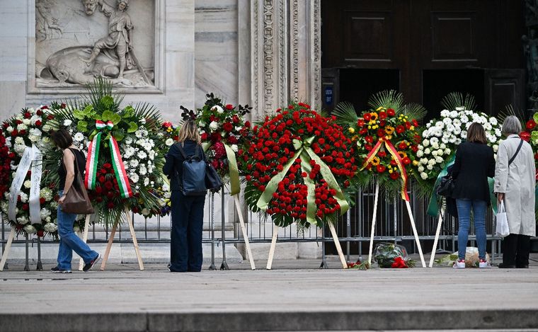 Miles de personas despiden a Berlusconi en Italia. (Foto: Télam)