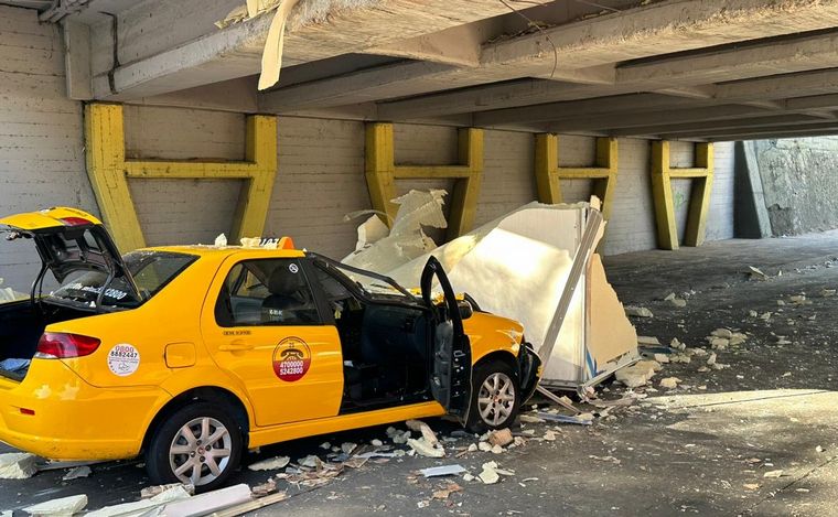El acoplado del camión cayó sobre un taxi. (Foto: Juan Pablo Viola/Cadena 3)