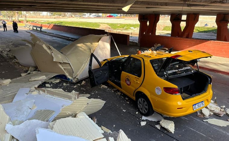 El acoplado del camión cayó sobre un taxi. (Foto: Juan Pablo Viola/Cadena 3)