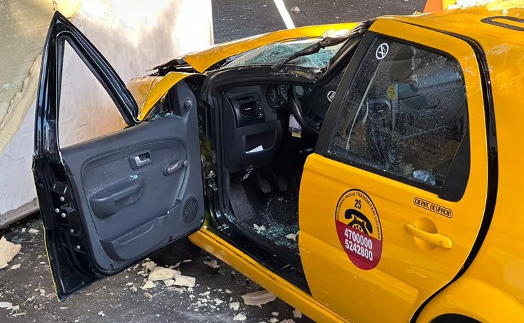 El acoplado del camión cayó sobre un taxi. (Foto: Juan Pablo Viola/Cadena 3)