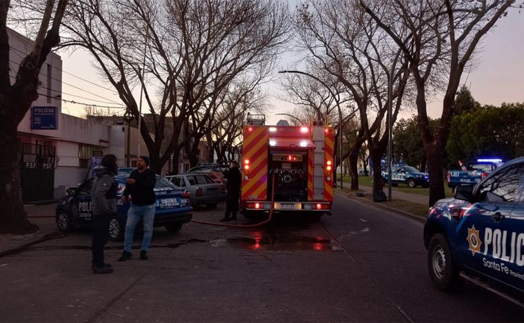Intento de motín en comisaría del sur de Rosario: incendio y tensión.