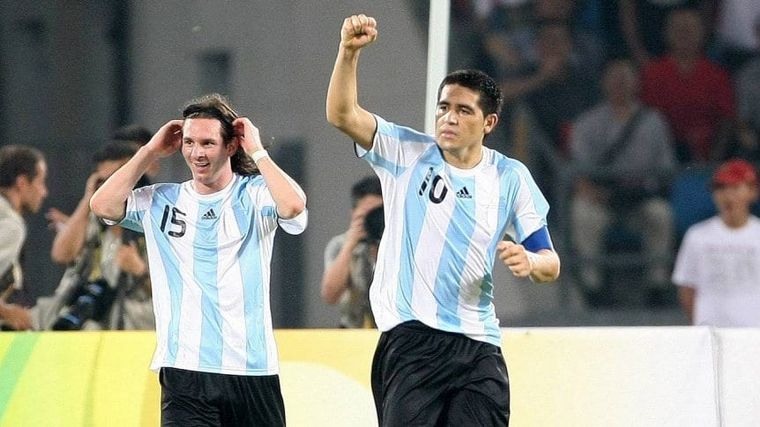 Riquelme y Messi compartiendo cancha en la Selección. (Foto de archivo)