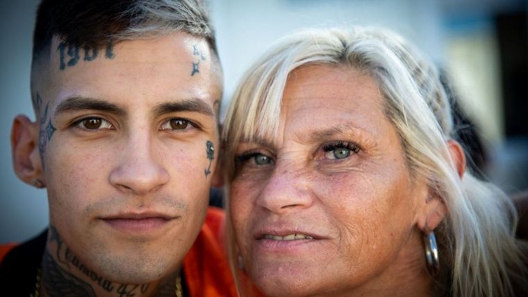 La madre del cantante afirma que agrandaron la historia.