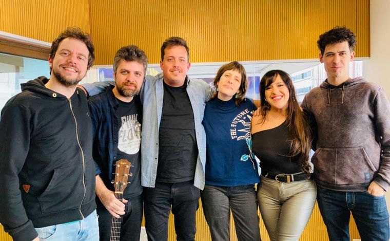Los integrantes de Música para Volar en Viva la Radio de Cadena 3 Rosario.