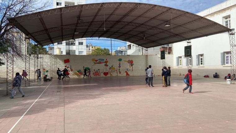 Una escuela primaria de Córdoba capital da clases sin gas y sin luz.