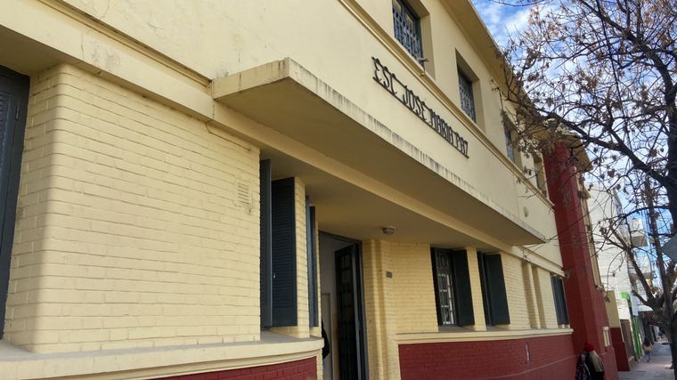 Una escuela primaria de Córdoba capital da clases sin gas y sin luz.