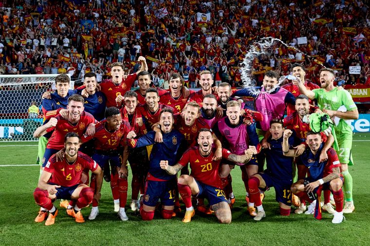 FOTO: España celebra su victoria. (Foto:@SEFutbol)