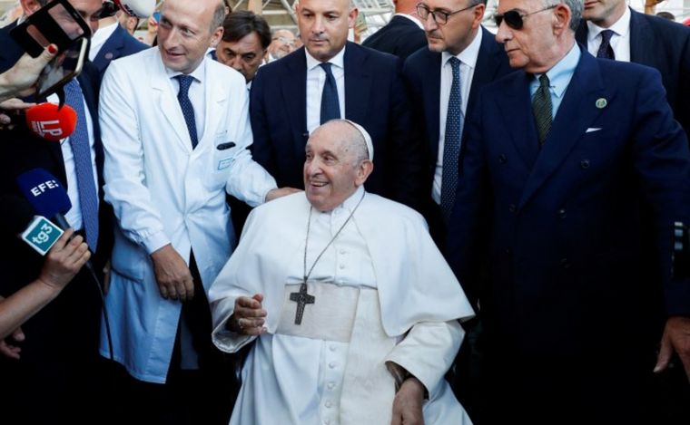 Francisco después de haber sido dado de alta del Hospital Gemelli.