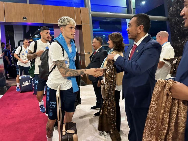 Alejandro Garnacho arribando a Indonesia (Foto:@Argentina)