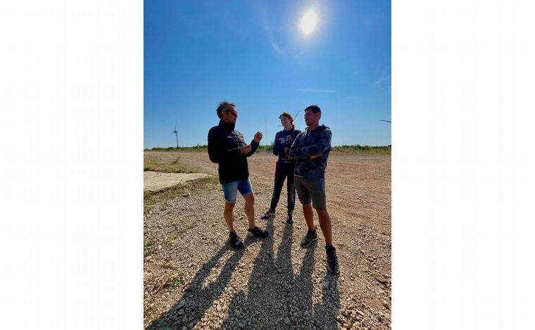 Erik Wevers les explica a Nico y Vale algunas líneas del proyecto