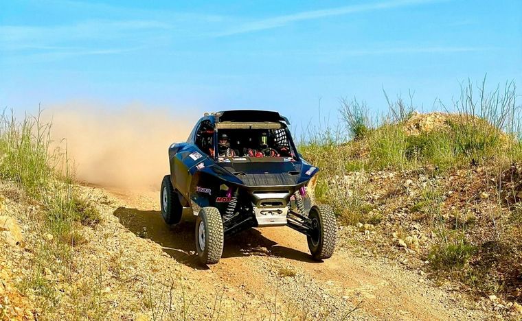 Nico Cavigliasso acelerando a fondo el MCE-5 en el ensayo en Francia