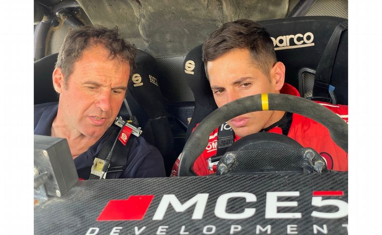 El ingeniero francés Constensoul con Nico en el MCE-5