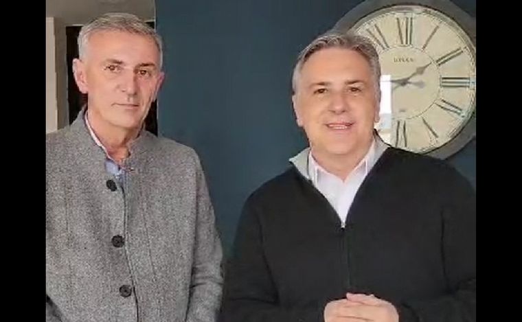 Javier Sassetti junto a Martín Llaryora. (Foto: captura de video)