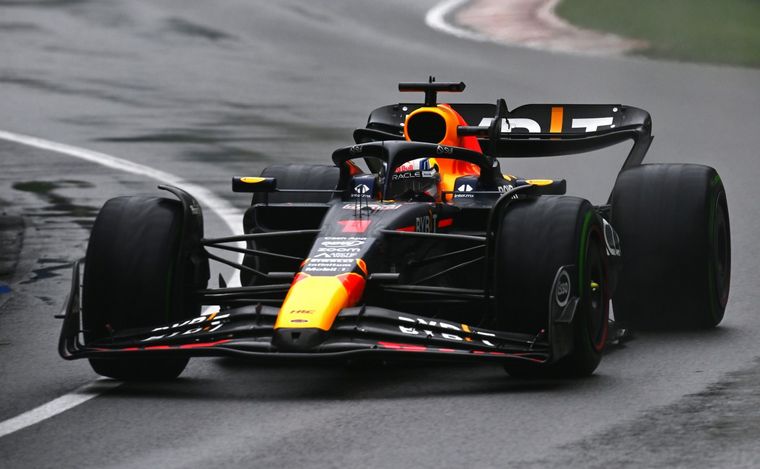 En la lluvia, Verstappen puso su Red Bull al frente