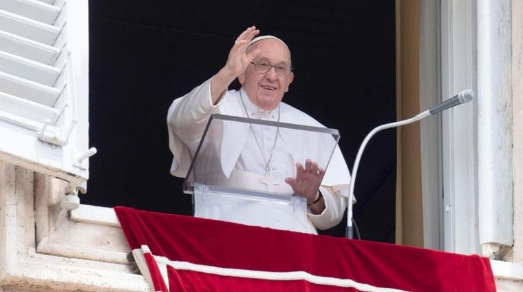 FOTO: Francisco reapareció ante miles de fieles en el Vaticano