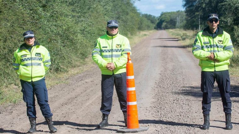 Peritan objetos quemados encontrados en una valija.