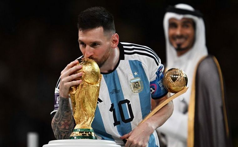 FOTO: Messi besando la tan ansiada Copa del Mundo.