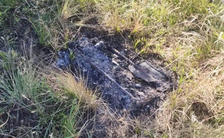 La valija con rueditas quemada.